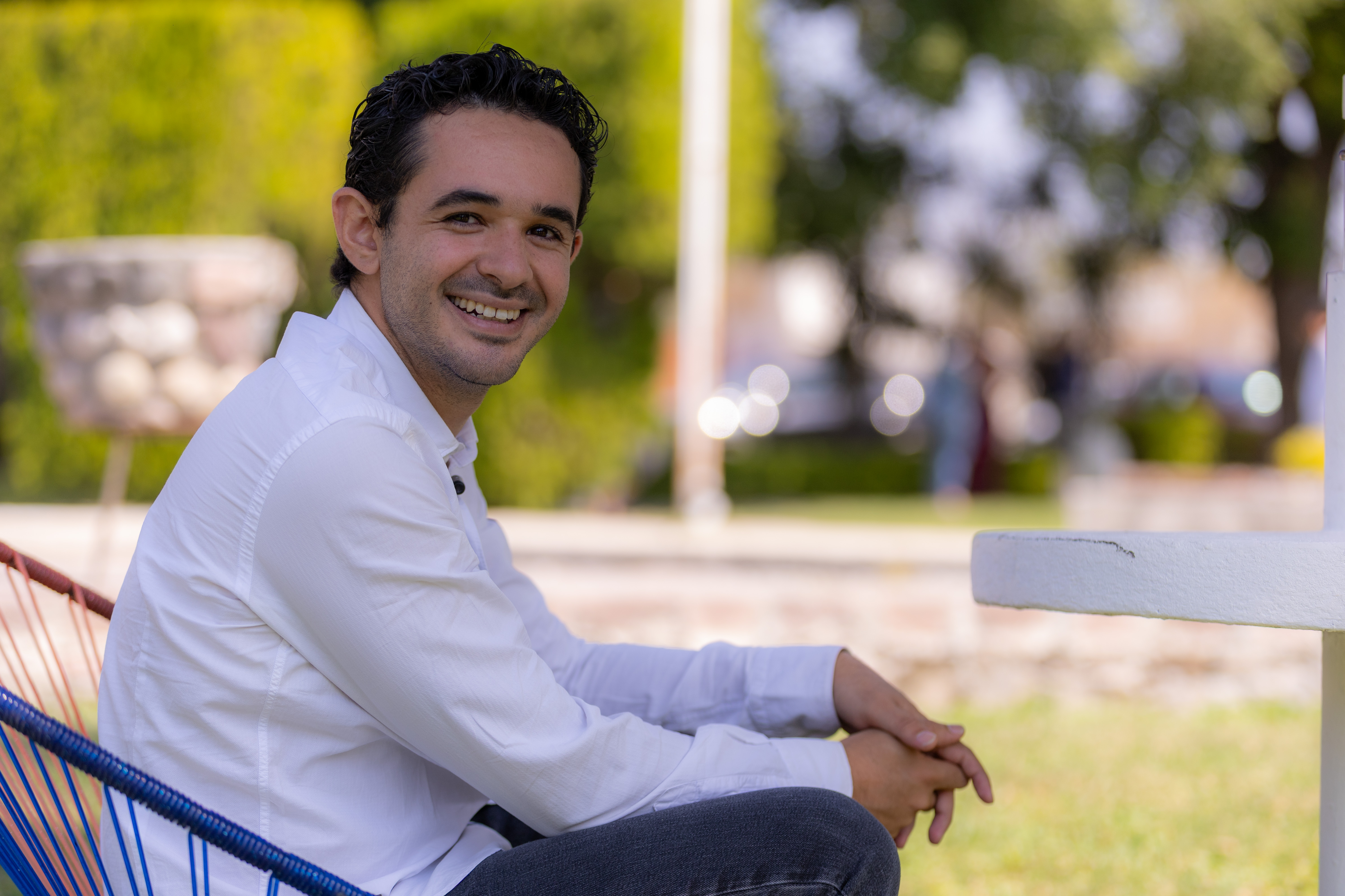 Paciente en recuperación en los jardines de la clínica