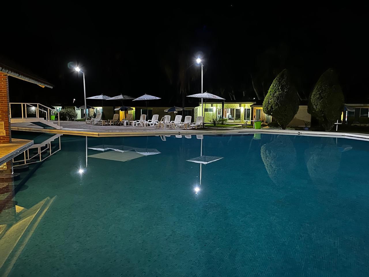 Instalaciones iluminadas en la noche